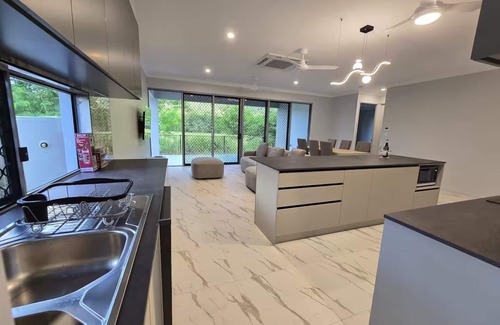 Redlynch Villa | 41RedPebble Brand New villa in 1 BedRoom in Redlynch Cairns QLD