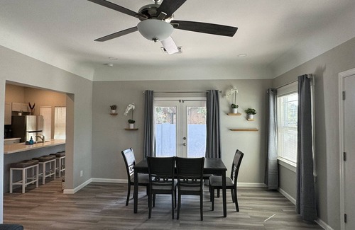 Roosevelt House | 42 Chelsea Place On The Park- In Heart Of Downtown 3 Bedroom Home