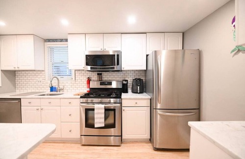 Devon House | 42 Wood Ave · 5 Minute Walk To Beach! Amazing Backyard Space!