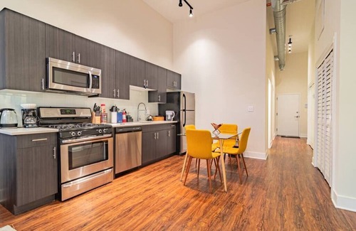 Near South Side Apartment | 420 friendly Modern 2BR with optional parking for up to 6 guests
