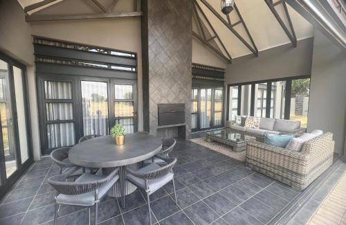 Vredefort House | 423 m² House ∙ 4 bedrooms ∙ 8 guests