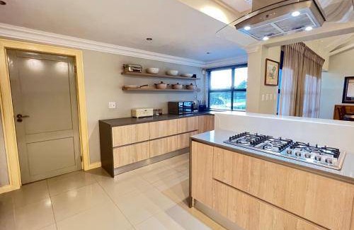 Vredefort House | 423 m² House ∙ 4 bedrooms ∙ 8 guests