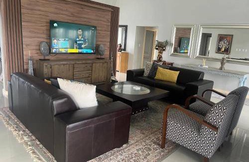 Vredefort House | 423 m² House ∙ 4 bedrooms ∙ 8 guests