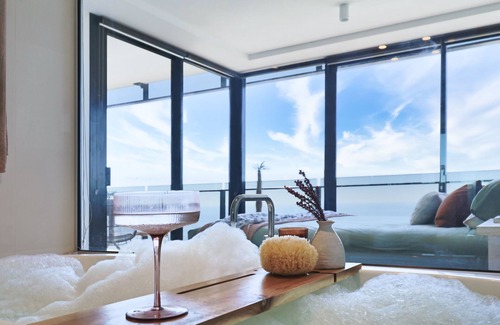 Surfers Paradise Apartment | 43rd Floor Luxury in Circle on Cavill