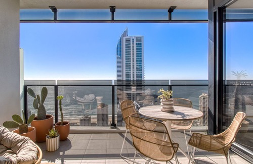 Surfers Paradise Apartment | 43rd Floor Luxury in Circle on Cavill