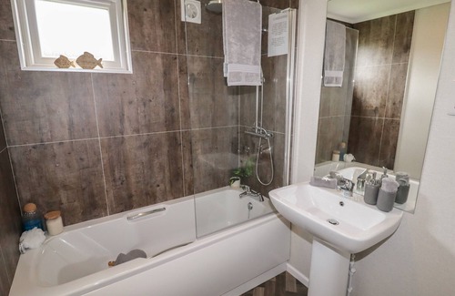 Oakmere Cottage | 44 DELAMERE POINT, family friendly, with hot tub in Delamere