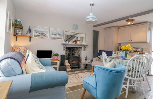 Dartmouth House | 46 CROWTHERS HILL, pet friendly, with a garden in Dartmouth