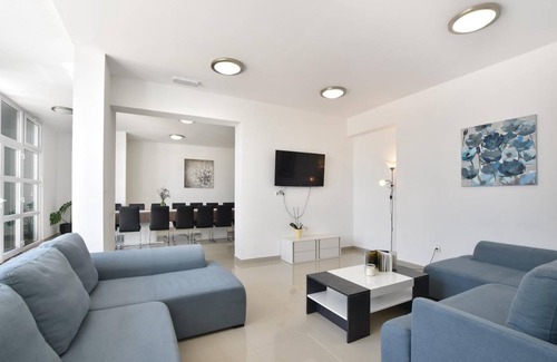 Duce House | 480 m² House ∙ 10 bedrooms ∙ 18 guests