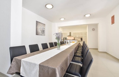 Duce House | 480 m² House ∙ 10 bedrooms ∙ 18 guests