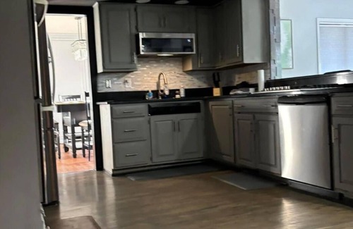 Cedar Rapids House | 4800 sq ft 5-bedroom house, Huge Deck. 85-in TVs 7 mins to downtown and Marion