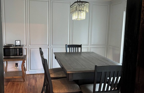 Cedar Rapids House | 4800 sq ft 5-bedroom house, Huge Deck. 85-in TVs 7 mins to downtown and Marion