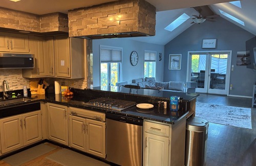 Cedar Rapids House | 4800 sq ft 5-bedroom house, Huge Deck. 85-in TVs 7 mins to downtown and Marion
