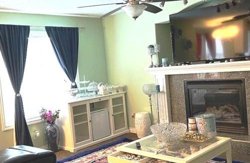 Calgary House | 48a Luxury Lake Home W Massage Meditation Gym Ac