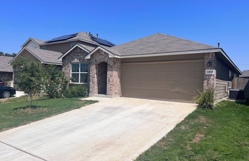 San Antonio House | 4b/2bath close to shopping/lackland afb