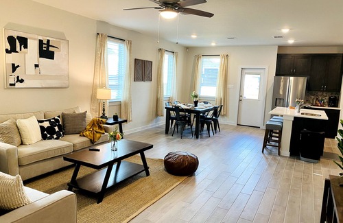 Hutto House | 4B brand new house at the center of Hutto.