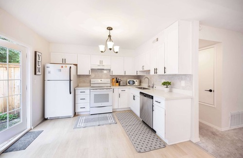 Kingsgate House | 4B2.5B TH in Kirkland/Woodinville. Prime Location
