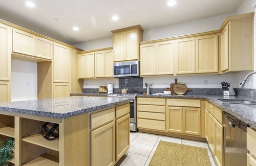 Elk Grove House | 4Bd/3Ba for 10+ ModernSpacious House