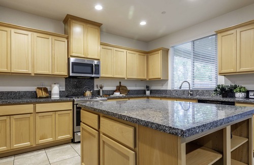 Elk Grove House | 4Bd/3Ba for 10+ ModernSpacious House