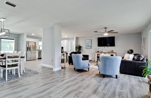Whitfield House | 🏝4BD/3BA Sleeps 12 Heated Pool Close to Beaches
