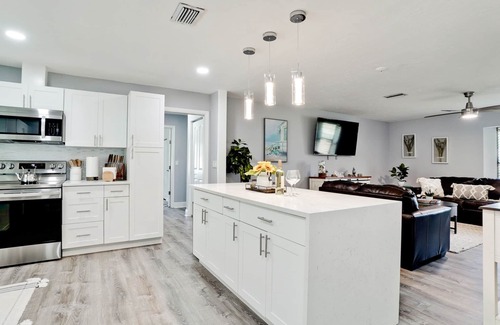 Whitfield House | 🏝4BD/3BA Sleeps 12 Heated Pool Close to Beaches