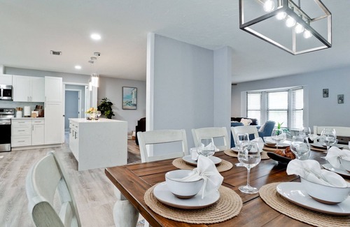Whitfield House | 🏝4BD/3BA Sleeps 12 Heated Pool Close to Beaches