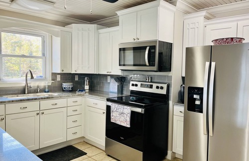 Dadeville House | 4BD 4BA 2 King Suites, Nursery, Kayaks, Lilypad, Pool Table, Foosball, AirHockey