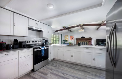 Gainesville House | 4BD Eclectic Home w/BBQ & Mini Golf - Near UF