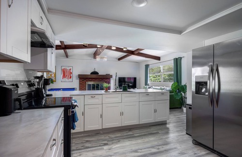 Gainesville House | 4BD Eclectic Home w/BBQ & Mini Golf - Near UF