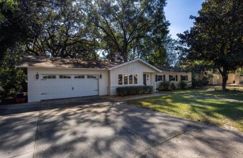 Gainesville House | 4bd Gator Grove Villa - Backyard - Games - Near UF