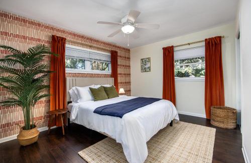 Gainesville House | 4bd Gator Grove Villa - Backyard - Games - Near UF