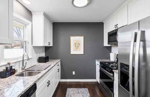 Richfield House | 4BD Near Airport & MOA - Movie Room & Outdoor Fun