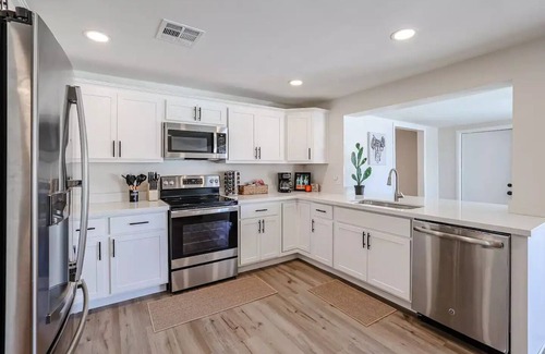 Glendale House | 4bd pool house, bbq & games