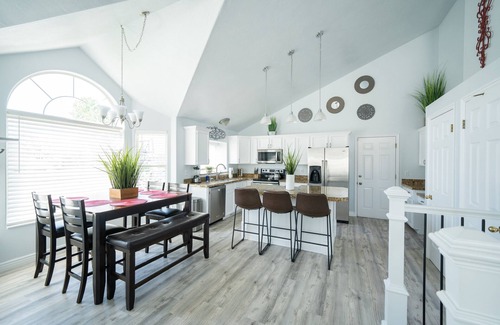 West Jordan House | 4bd room - king - lux - fast WiFi