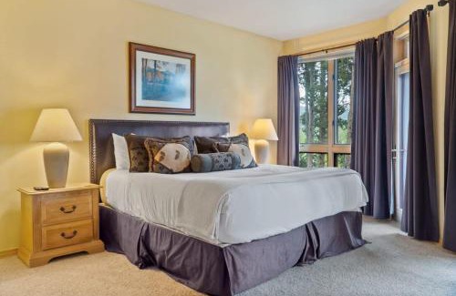 Four O'Clock House | 4BDR Ski in Ski Out by Snowflake Lift