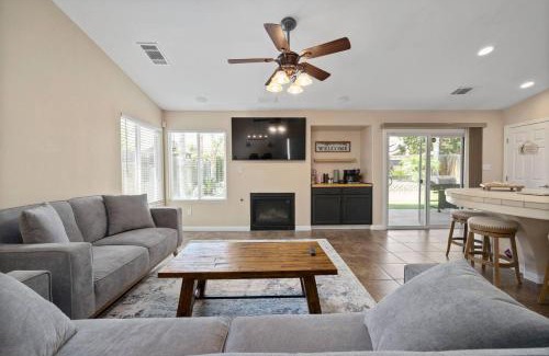 Greenacres House | 4bdrm 2bath Modern Getaway KING Bed Sleeps 8