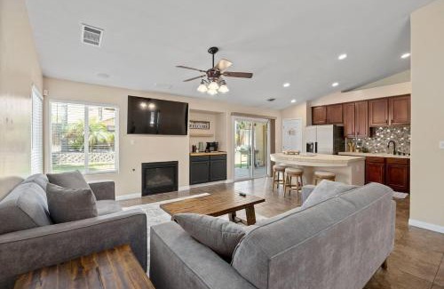 Greenacres House | 4bdrm 2bath Modern Getaway KING Bed Sleeps 8