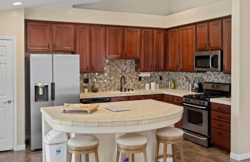 Greenacres House | 4bdrm 2bath Modern Getaway KING Bed Sleeps 8