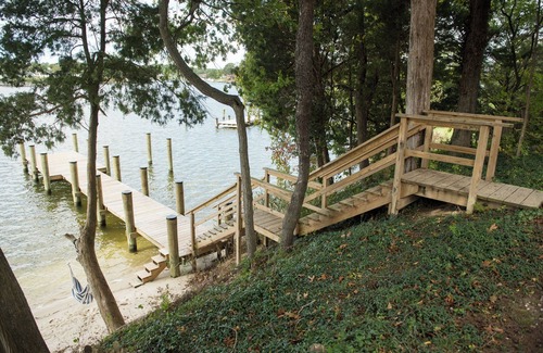 Valley Lee House | 4BDRM River front house with Private Beach in Hollywood