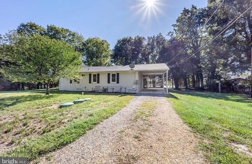 Valley Lee House | 4BDRM River front house with Private Beach in Hollywood
