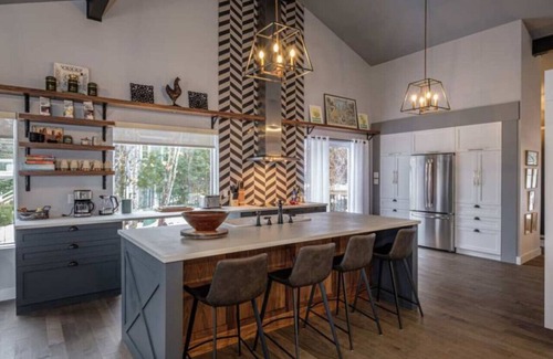 Labelle Ski Chalet | 4bdrs Waterfront Chalet w/Private Dock & Hot Tub