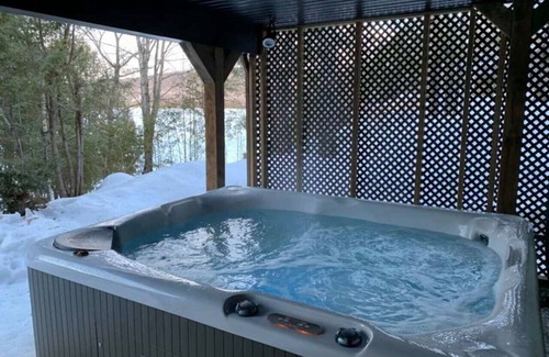 Labelle Ski Chalet | 4bdrs Waterfront Chalet w/Private Dock & Hot Tub