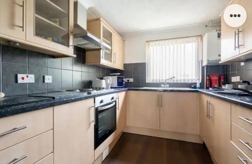 Chatham House | 4bed Castle in Medway Free Sports Channel Parking