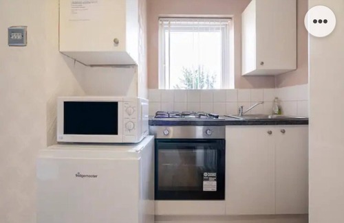 Chatham House | 4bed Castle in Medway Free Sports Channel Parking