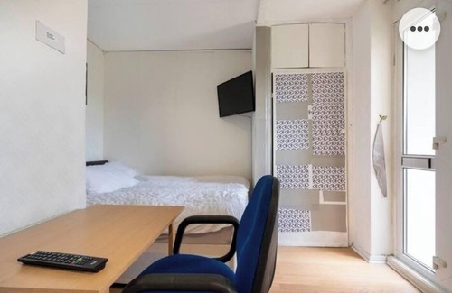 Chatham House | 4Bed Castle in Medway free sports channel parking