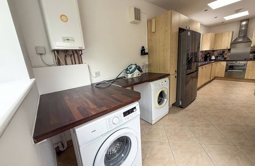 Farnborough and Crofton House | 4Bed Contractor Ready & Family Retreat -Private Parking plus Garden