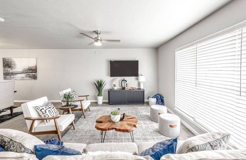 Edmond House | 4Bed Remodeled Luxe Pool House