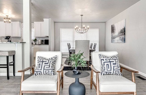 Edmond House | 4Bed Remodeled Luxe Pool House