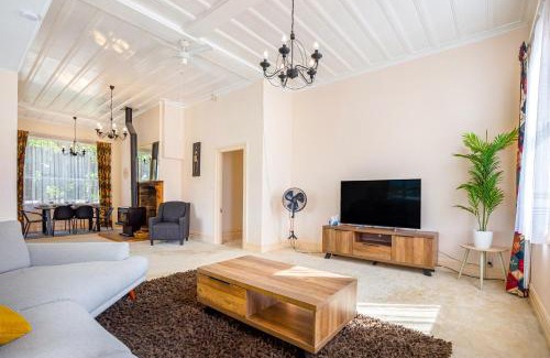 Chatswood House | 4Bed Spacious Villa in Chatswood