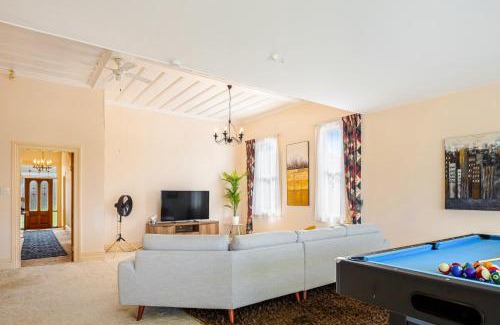 Chatswood House | 4Bed Spacious Villa in Chatswood