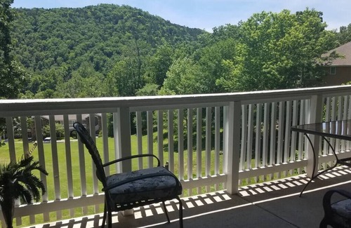 Table Rock Condo | 4bedrm/3bath 3 Kings! Pool, Hot Tub! Kitchen! Gated Commnty!